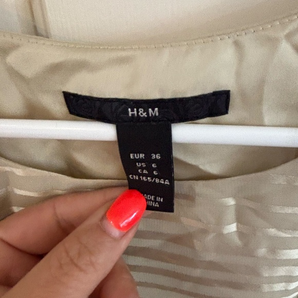 early 2010s H&M shirt pattern 3/4 sleeves beige cream with button details - Picture 2 of 6